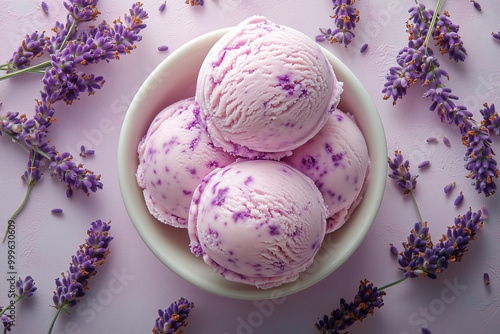 Un délicieux gâteau de crème glacée aux fraises et chocolat, décoré de bonbons roses, évoque les célébrations printanières et les vacances froides. photo