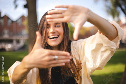 Fotografía Attractive cheerful brunette girl having fun showing frame capture good mood rest vacation outdoors