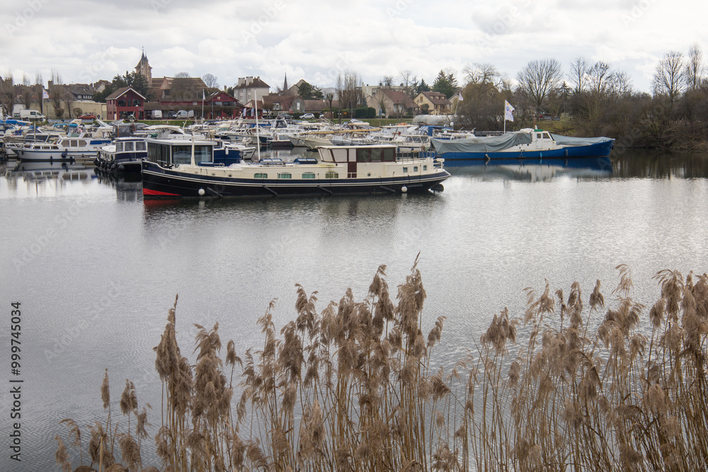 Fototapeta premium La ville de Saint-Jean-de-Losne en Côte d'Or est aujourd'hui le premier port français de tourisme fluvial. Carrefour entre la Saône, le canal de Bourgogne et le canal du Rhône au Rhin