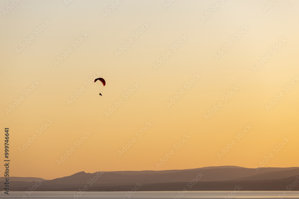 Gleitschirm über den Balaton im Sonnenuntergang Gleitschirm über den Balaton im Sonnenuntergang