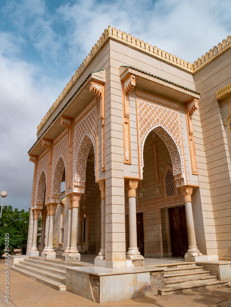 Obraz premium Side entrance of Saudi Mosque, Nouakchott, Mauritania on a clear morning