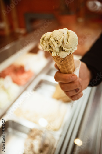 Eiscreme in der Waffel. Eisdiele. Person hält eine Tüte Eis