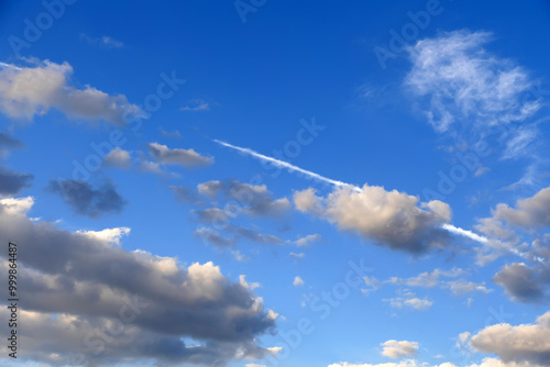 Obraz na płótnie The white cloud trail left by the passenger plane in the sky w salonie