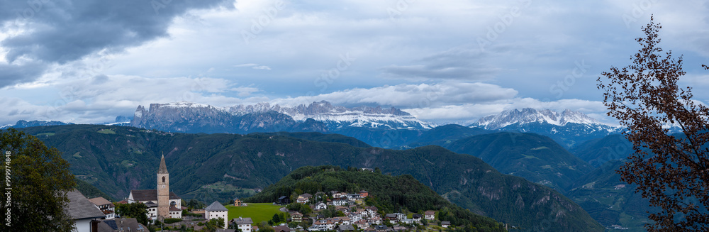 Jesenien im Sarntal vor Dolomitengipfeln mit Neuschnee Jesenien im Sarntal vor Dolomitengipfeln mit Neuschnee