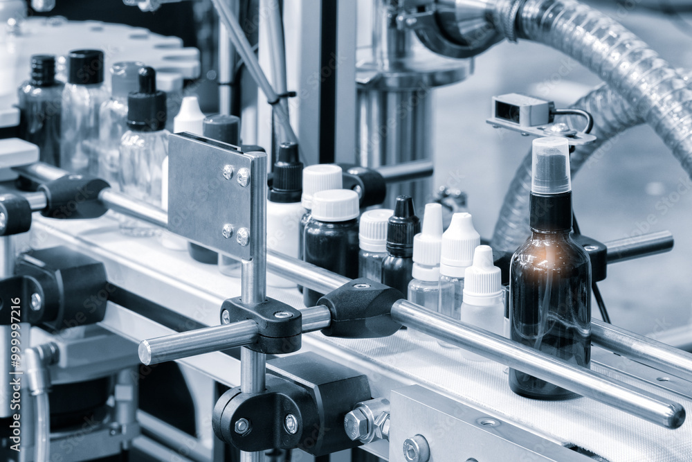 Φωτογραφία pharmaceutical industry, medicine pills are filling in the  bottle on production line machine conveyor at the medical factory
