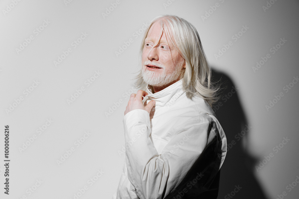 Φωτογραφία Portrait of an elderly man with long white hair wearing a white shirt against a