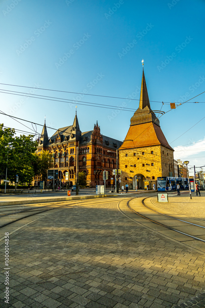 Fototapeta premium Stadtspaziergang durch die Hansestadt Rostock an der Ostsee an einen herbstlichen Tag - Mecklenburg Vorpommern - Deutschland