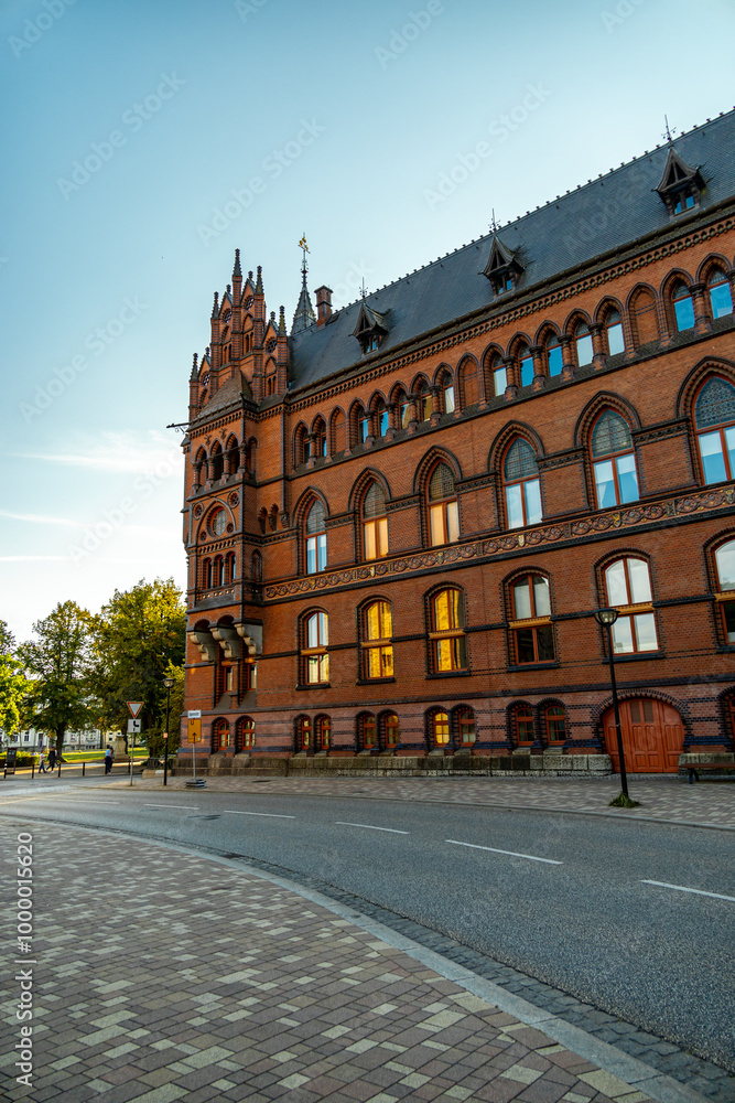 Obraz premium Stadtspaziergang durch die Hansestadt Rostock an der Ostsee an einen herbstlichen Tag - Mecklenburg Vorpommern - Deutschland