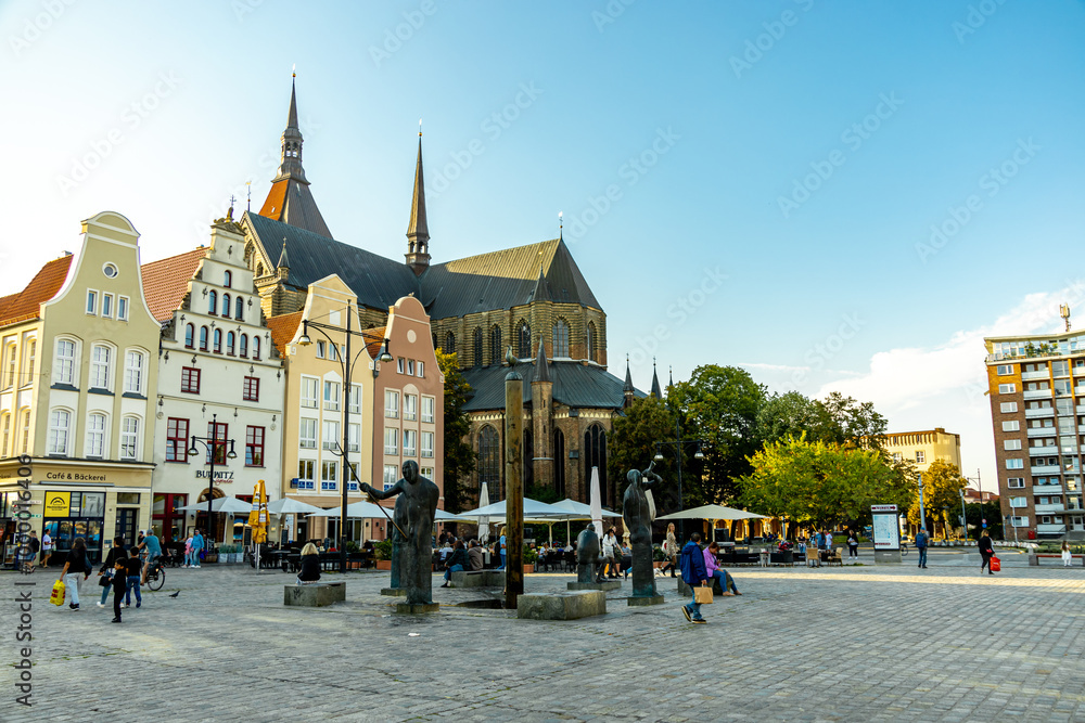 Obraz premium Stadtspaziergang durch die Hansestadt Rostock an der Ostsee an einen herbstlichen Tag - Mecklenburg Vorpommern - Deutschland