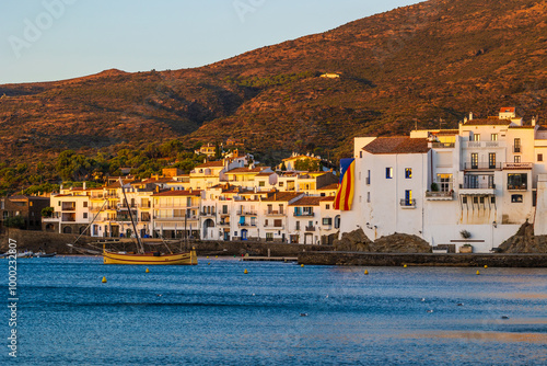 Baie de Cadaqués, avec une myriade de petits bateaux au mouillage, au lever du soleil