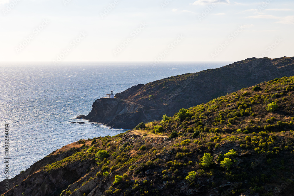 Far de Cala Nans sur son promontoire rocheux, indiquant l’entrée de la Baie de Cadaqués Far de Cala Nans sur son promontoire rocheux, indiquant l’entrée de la Baie de Cadaqués
