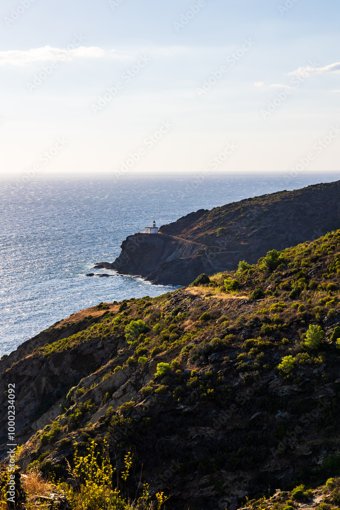 Far de Cala Nans sur son promontoire rocheux, indiquant l’entrée de la Baie de Cadaqués Far de Cala Nans sur son promontoire rocheux, indiquant l’entrée de la Baie de Cadaqués