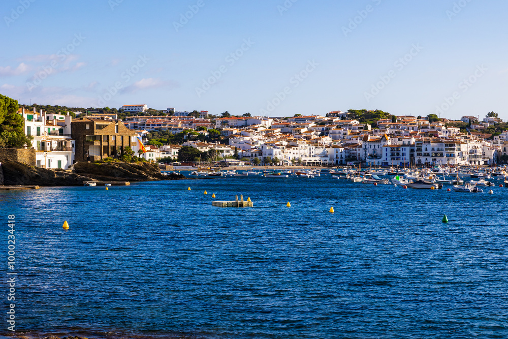Baie de Cadaqués, avec une myriade de petits bateaux au mouillage Baie de Cadaqués, avec une myriade de petits bateaux au mouillage