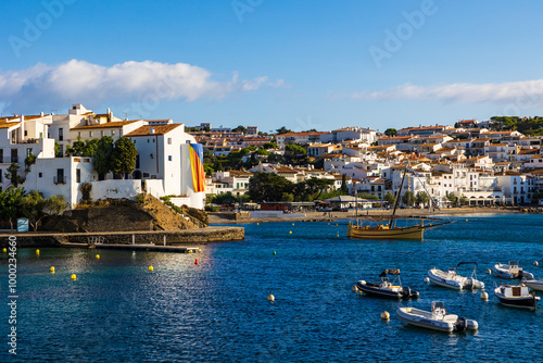 Baie de Cadaqués, avec une myriade de petits bateaux au mouillage photo