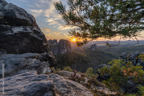 Nationalpark Sächsische Schweiz: Faszinierender Blick übers Elbsandsteingebirge abends zum Sonnenuntergang mit Aussicht auf Schrammsteine mit Torsteinkette Vorderen, Hinteren Torstein und Falkenstein.