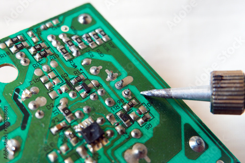 Fotografi Failed solder joints on the broken electronic circuit board