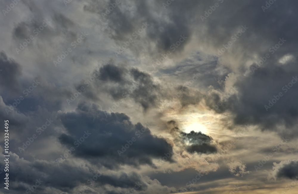 Sonne und Wolken in der Dämmerung Sonne und Wolken in der Dämmerung