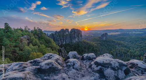 Nationalpark Sächsische Schweiz: Faszinierender Blick übers Elbsandsteingebirge abends zum Sonnenuntergang mit Aussicht auf Schrammsteine mit Torsteinkette Vorderen, Hinteren Torstein und Falkenstein.