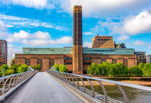 Obraz na płótnie Tate Modern gallery and Millenium bridge in London, UK w salonie