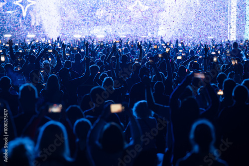 Obraz na płótnie Crowd of people in front of the stage during the concert. w salonie