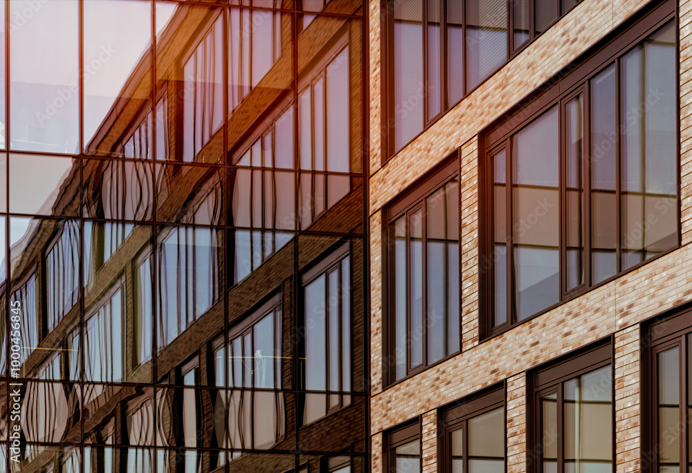 Obraz premium Windows in the modern office building. Business concept