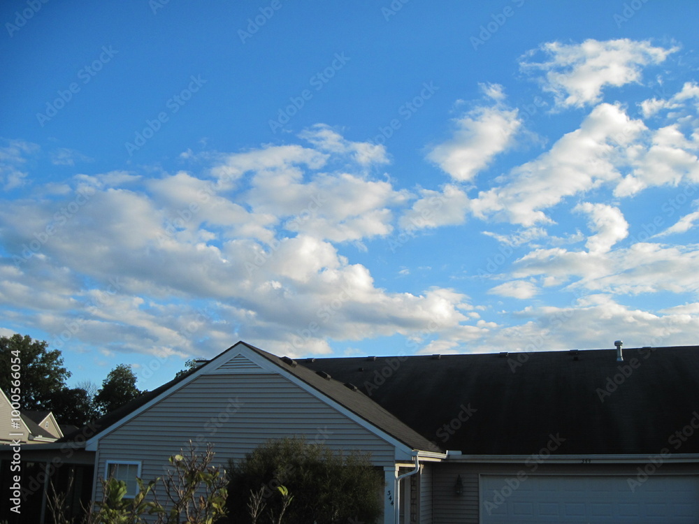 Obraz premium Clouds and blue sky over building