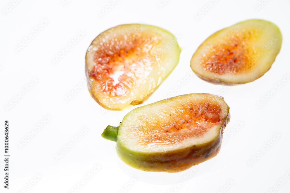 新鮮なイチジクの断面【秋の味覚】 新鮮なイチジクの断面【秋の味覚】