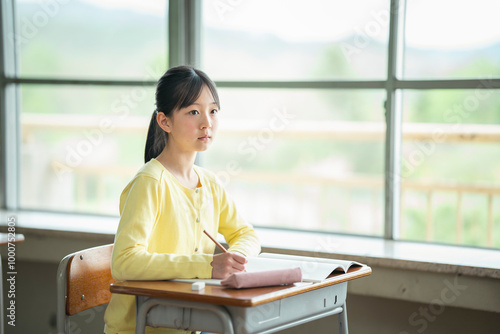 教室で勉強をする小学生女子