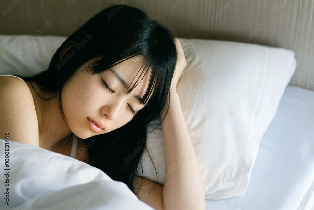 目覚めたばかりの美しいアジア人女性 目覚めたばかりの美しいアジア人女性