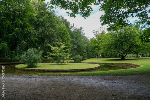 Hofgarten Bayreuth, Runde Insel im Wasser, Frühling, Grün, Tag