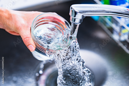 PFAS ： 有機フッ素化合物 が 水道水 中に 検出 ？ 【 水質 の 社会問題 の イメージ 】