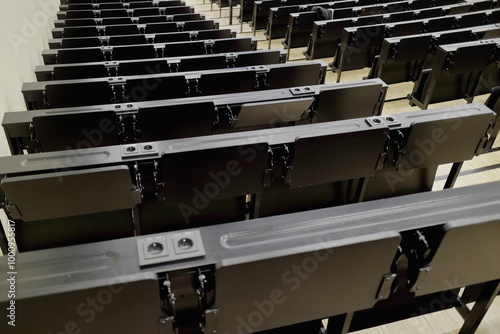 Bänke und Klapptische in Hörsaal