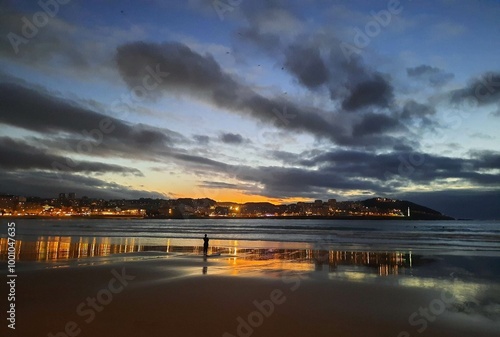 Panorámica nocturna de la playa del Orzán en A Coruña, Galicia