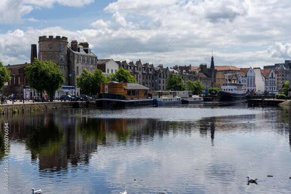 Obraz premium mirror, mirror reflection, architecture, boat, britain, british, building, city, cityscape, clouds, dock, edinburgh, europe, firth of forth, great britain, harbour, historic, landmark, landscape, leit
