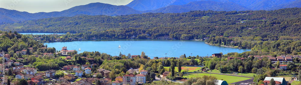 Fototapeta premium lago e città di avigliana, italia, 28 settembre 2024, avigliana lake and village, italy, 28th september 2024