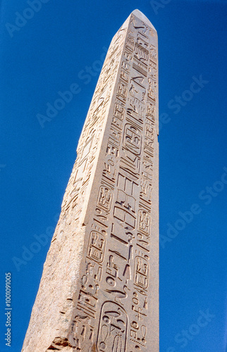 Gescantes historisches Farbfoto des Obelisken von Pharao Thutmosis 1, Karnak, Ägypten photo