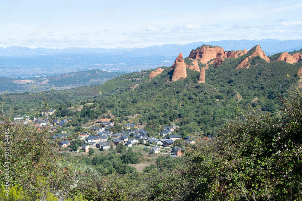 Fototapeta premium Panorámica del paisaje y pueblo de Las Médulas, León, España.