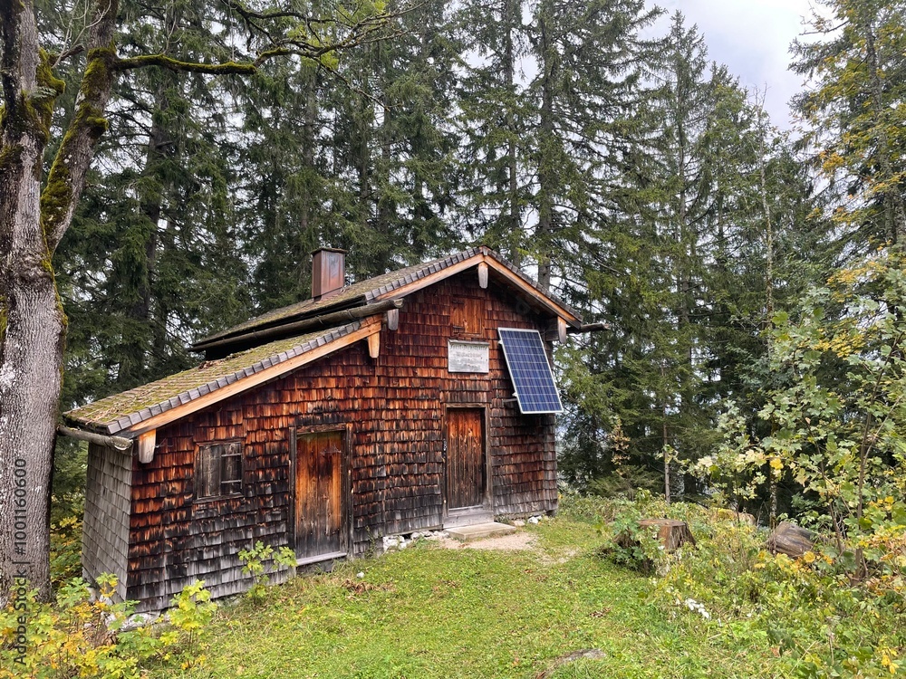 Fototapeta premium Försterhütte mit Solaranlage in den Alpen