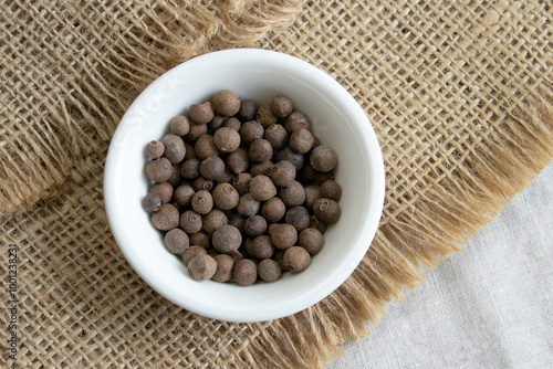 Foto Jamaica pepper on white background, traditional spices