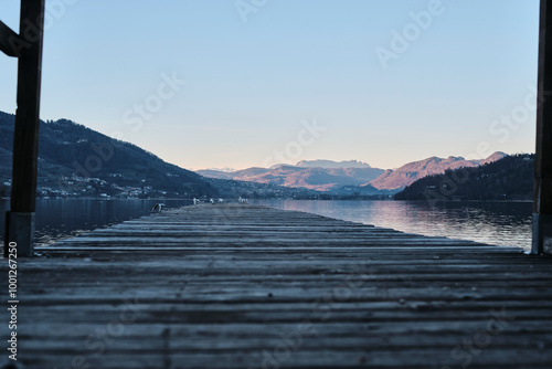 Vista sulle montagne dal molo di un lago.