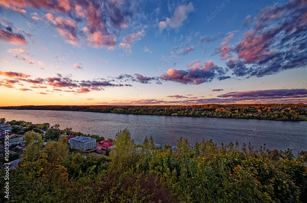 Obraz premium Sunset over the Volga river