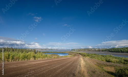 Fotografie Dempster Highway approaching the Mackenzie and Arctic Red Rivers at the hamlet o