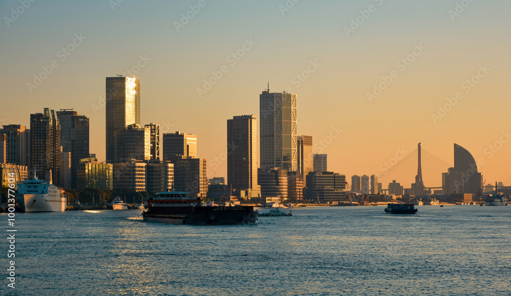 Obraz premium In the early morning of the city, the sun illuminates the buildings