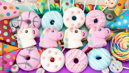 Bunte Einhörner und Donuts aus Schaumzucker 