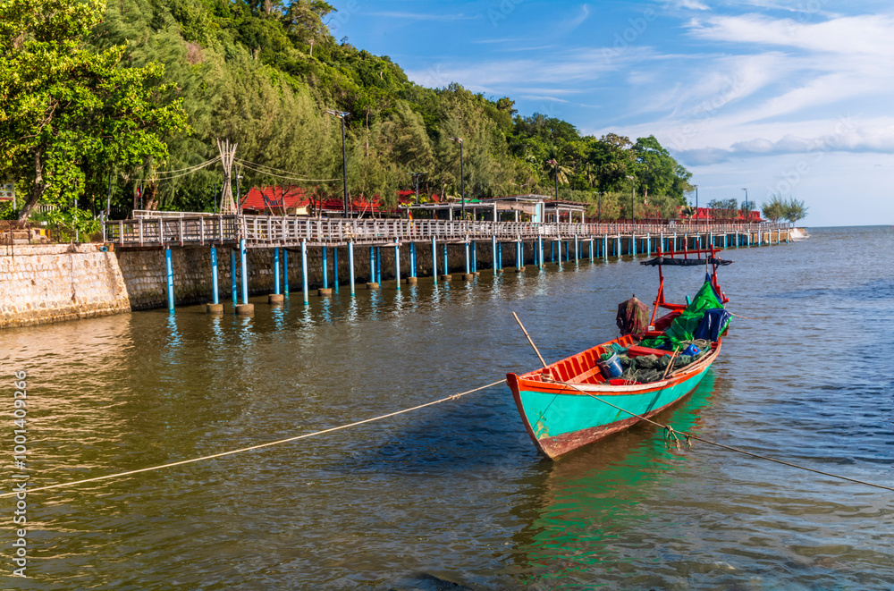 Obraz premium Fishing boats and crab fishing traps moored on the coast of Kep in Cambodia