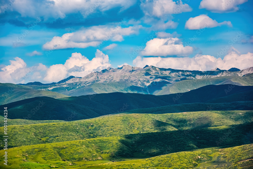 Fototapeta premium Mountain scenery in the east of the Qinghai-Tibet Plateau