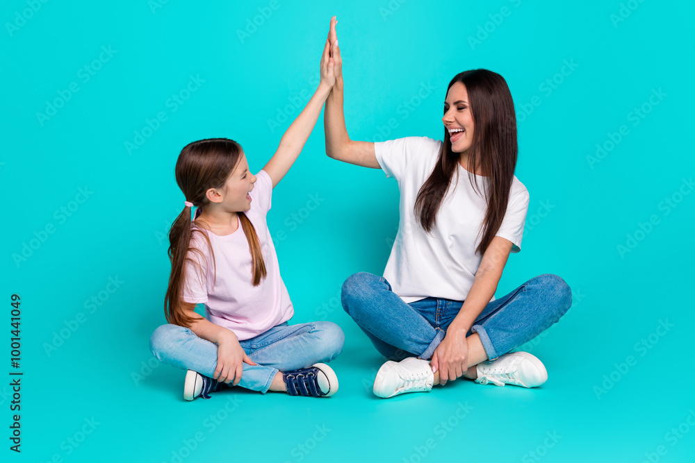 Φωτογραφία Photo of cheerful glad lovely girls wear white stylish clothes give highfive iso