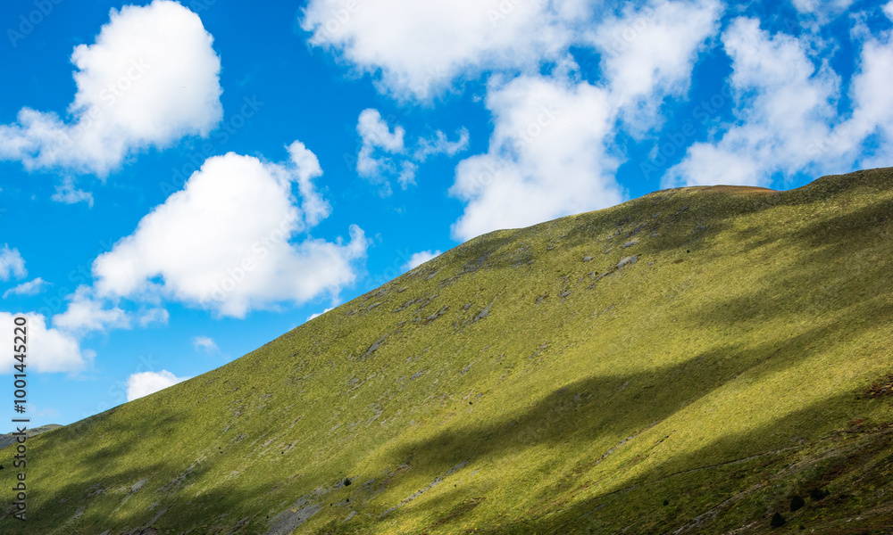Fototapeta premium Mountain scenery under blue sky and white clouds