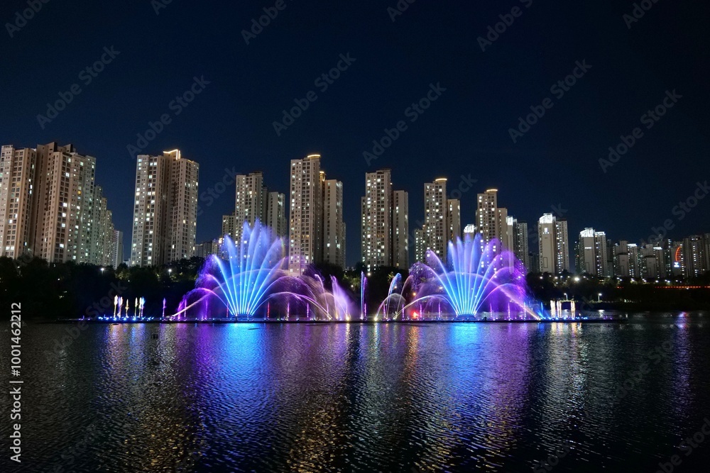 Obraz premium 분수, 나이트, 도시, h2o, 건축, 스카이 라인, 라이트, 공원, 건물, 도시 풍경, 도시, 도심, 여행, 호수, 시카고, 저녁, sky, 마천루, 맨해튼, 강, 분수, 바르셀로나, 경치