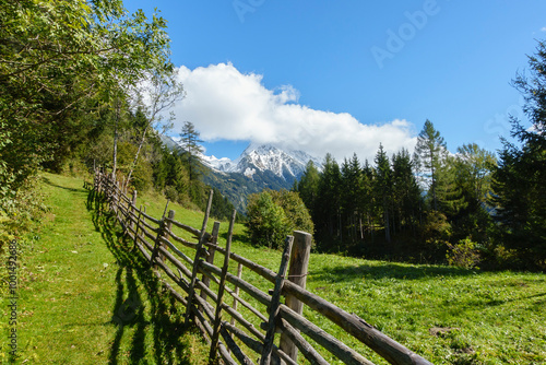 Bergwiese mit einem Holzzaun im Herbst photo